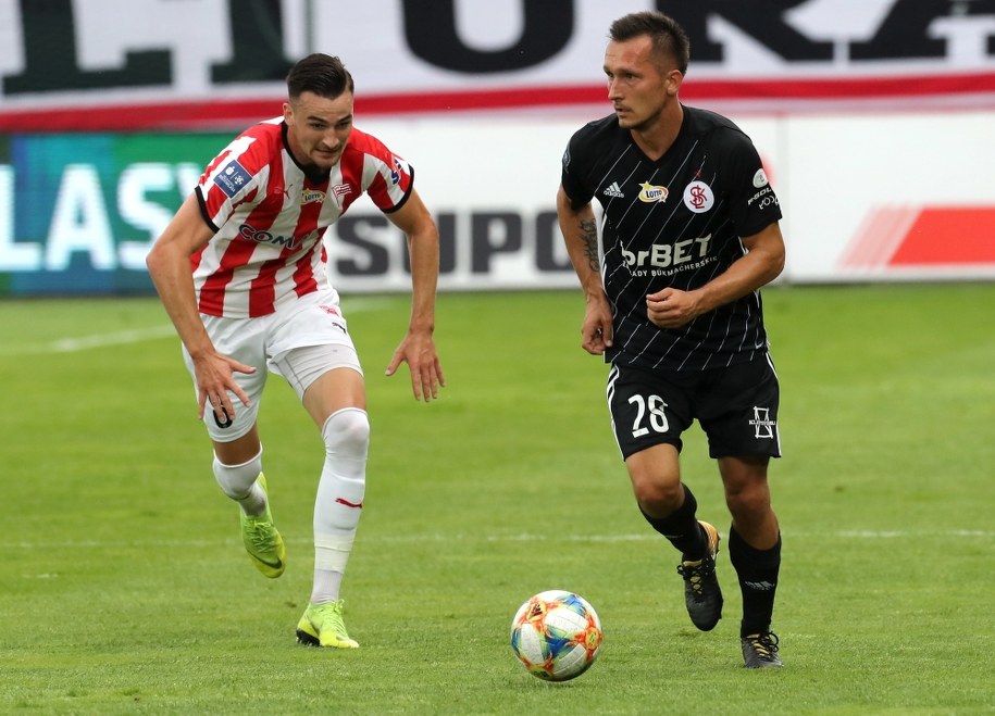 Piłkarz Cracovii Milan Dimun i Łukasz Piątek z ŁKS Łódź podczas meczu Ekstraklasy / 	Grzegorz Momot    /PAP