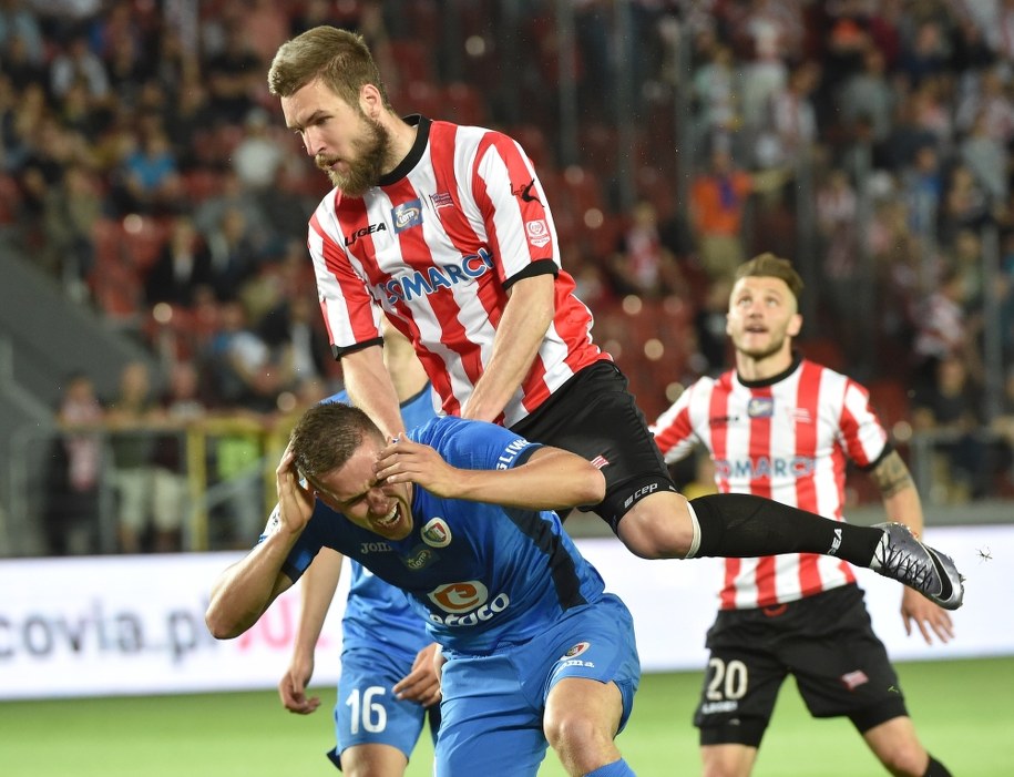 Piłkarz Cracovii Piotr Malarczyk oraz Marcin Pietrowski z Piasta Gliwice podczas meczu grupy spadkowej piłkarskiej Ekstraklasy /Jacek Bednarczyk /PAP