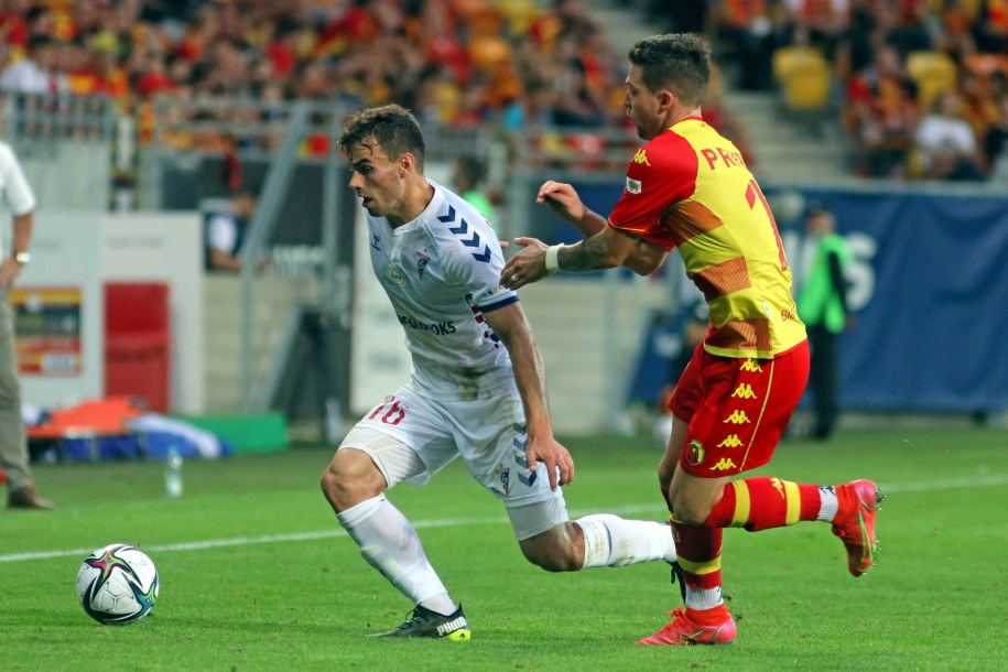 Piłkarz drużyny Jagiellonia Białystok Tomas Prikryl (P) i Dariusz Pawłowski (L) z zespołu Górnik Zabrze podczas meczu Ekstraklasy / 	Artur Reszko    /PAP