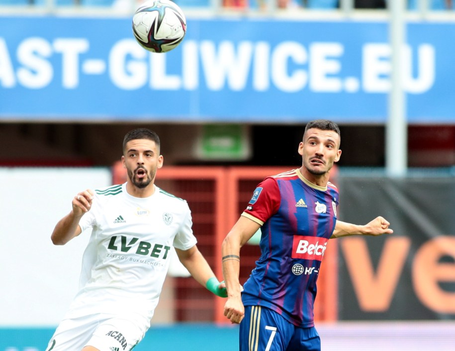 Piłkarz drużyny Piast Gliwice Tiago Alves (P) i Diogo Verdasca (L) z zespołu Śląsk Wrocław podczas dzisiejszego meczu Ekstraklasy /Marek Zimny /PAP