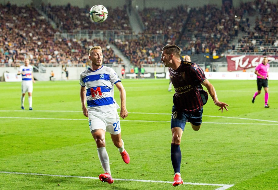 Piłkarz drużyny Pogoń Szczecin Alexander Gorgon (P) i Danijel Loncar (L) z zespołu NK Osijek /Jerzy Muszyński /PAP