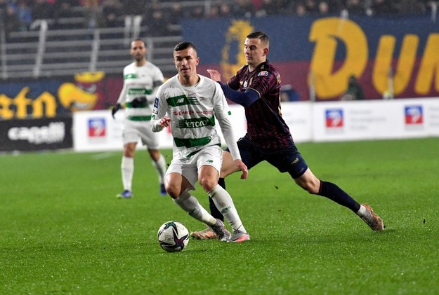 Piłkarz drużyny Pogoń Szczecin Kacepr Kozłowski  i Egzon Kryeziu z zespołu Lechia Gdańsk podczas meczu Ekstraklasy, na Stadionie Miejskim im. Floriana Krygiera w Szczecinie. / 	Marcin Bielecki    /PAP