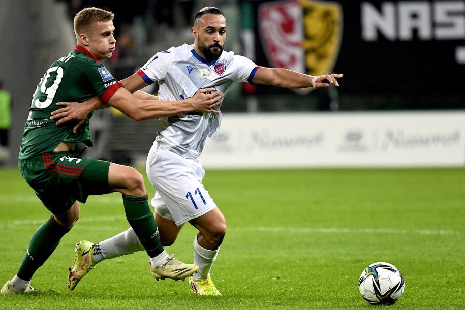 Piłkarz drużyny Śląsk Wrocław Szymon Lewkot i Ivi Lopez z zespołu Raków Częstochowa podczas meczu Ekstraklasy, na obiekcie "Stadion Wrocław". /Sebastian Borowski /PAP