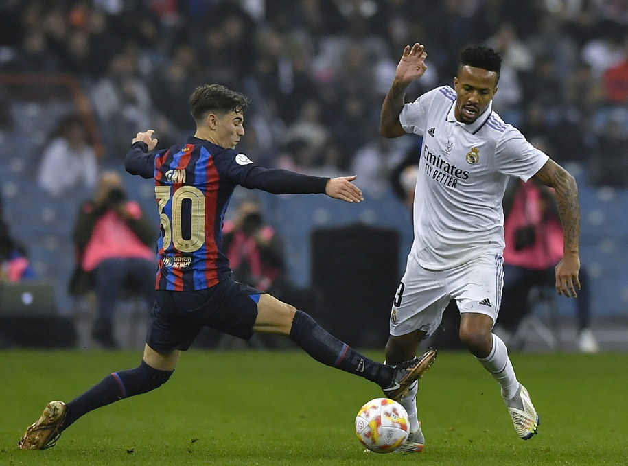 Piłkarz FC Barcelony Gavi (L) w starciu z zawodnikiem Realu Madryt Ederem Militão (P) /STR /PAP/EPA