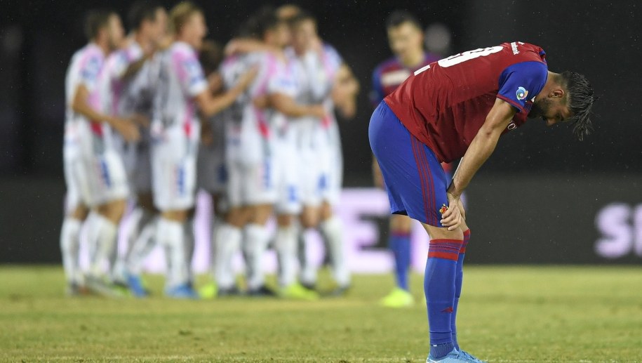Piłkarz FC Basel po przegranym meczu z LASK Linz /ANDREAS SCHAAD /PAP/EPA