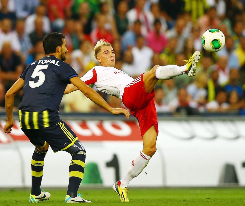 Piłkarz Fenerbahce Mehmet Topal (z lewej) próbuje zatrzymać Kevina Kampla z Salzburga /PAP/EPA
