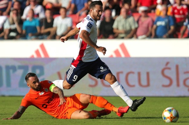 Piłkarz Górnika Zabrze Jesus Jimenez i Lubomir Guldan z KGHM Zagłębia Lubin / 	Andrzej Grygiel    /PAP