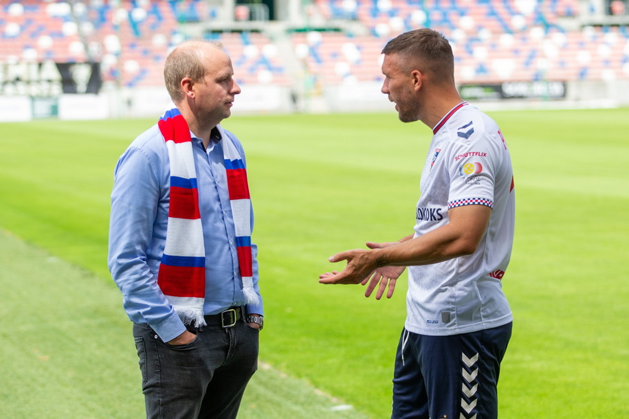 Piłkarz Górnika Zabrze Lukas Podolski (P) i przedstawiciel firmy Schuttflix Christian Hulsewig (L) /Tomasz Wiktor /PAP