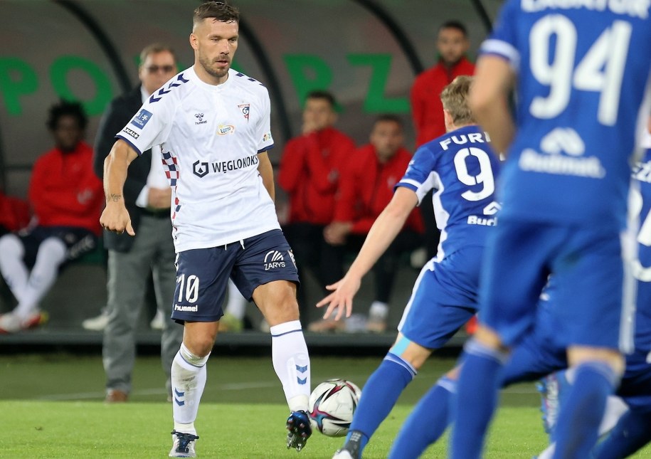Piłkarz Górnika Zabrze Lukas Podolski podczas meczu Ekstraklasy z Wisłą Płock /Andrzej  Grygiel /PAP