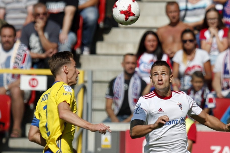 Piłkarz Górnika Zabrze Michał Koj i Tadeusz Socha z Arki Gdynia /Andrzej Grygiel /PAP