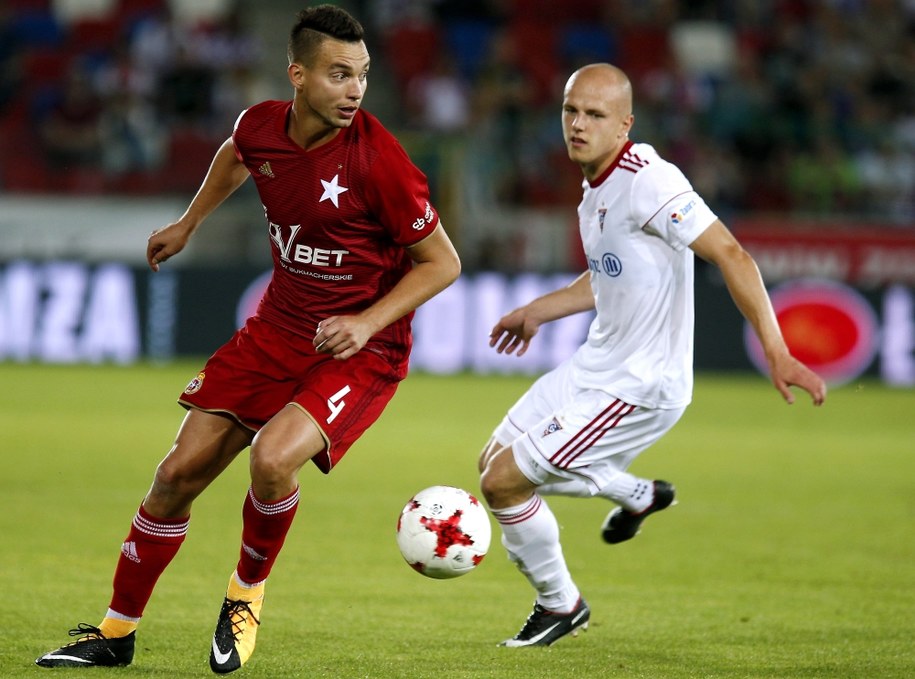 Piłkarz Górnika Zabrze Rafał Kurzawa i Maciej Sadlok z Wisły Kraków /Andrzej Grygiel /PAP