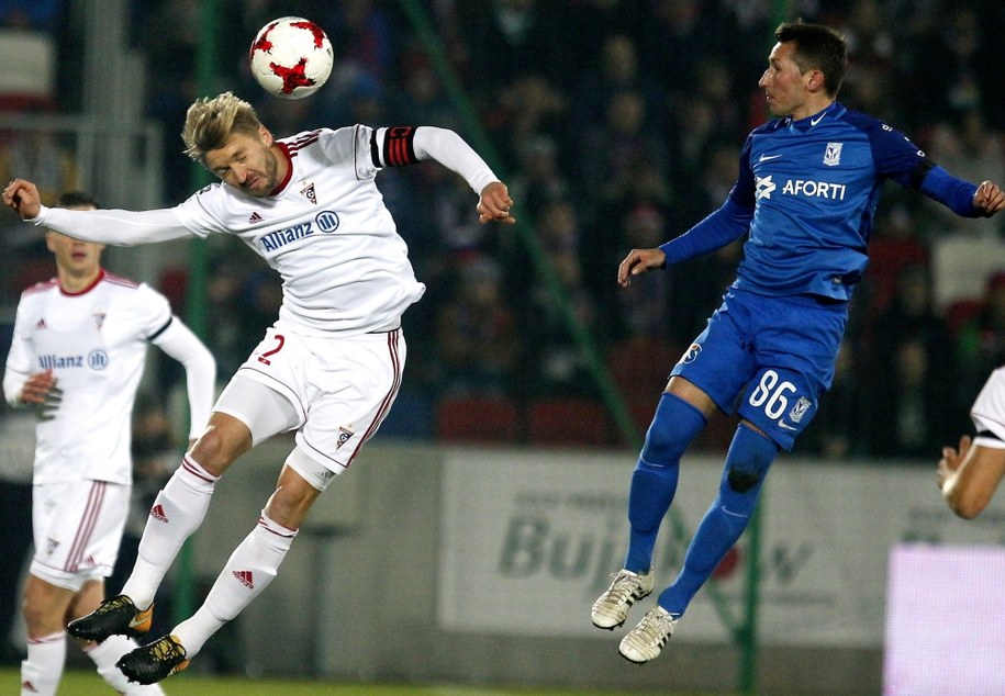 Piłkarz Górnika Zabrze Szymon Matuszek (L) i Radosław Majewski (P) z Lecha Poznań podczas meczu Ekstraklasy /Andrzej Grygiel /PAP