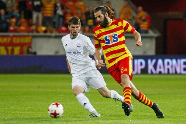 Piłkarz Jagiellonii Białystok Cillian Sheridan (P) i Boris Makharadze (L) z Dinamo Batumi /Artur Reszko /PAP