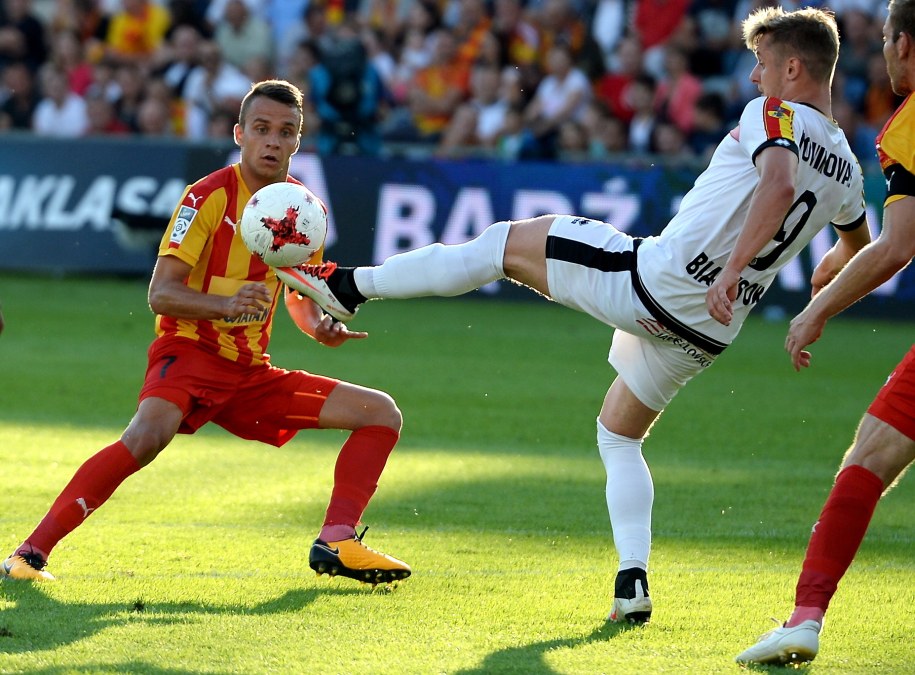 Piłkarz Korony Kielce Marcin Cebula i Arvydas Novikovas z Jagiellonii Białystok /Piotr Polak /PAP