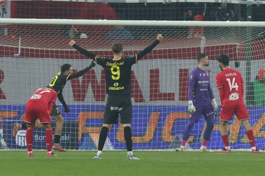 Piłkarz Korony Kielce Stjepan Davidovic cieszący się z bramki dla Korony /Marcin Zubrzycki /PAP