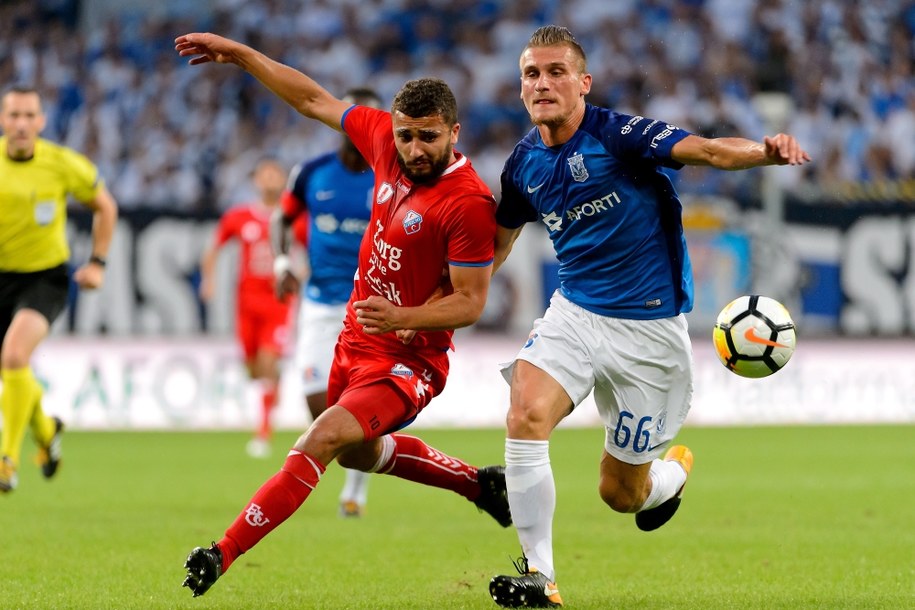 Piłkarz Lecha Poznań Emil Dilaver (po prawej) i Zakaria Labyad z FC Utrecht /Jakub Kaczmarczyk /PAP