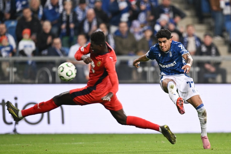 Piłkarz Lecha Poznań Luis Palma (z prawej) i Ange Ahoussou z Rapidu Wiedeń. /	Jakub Kaczmarczyk   /PAP