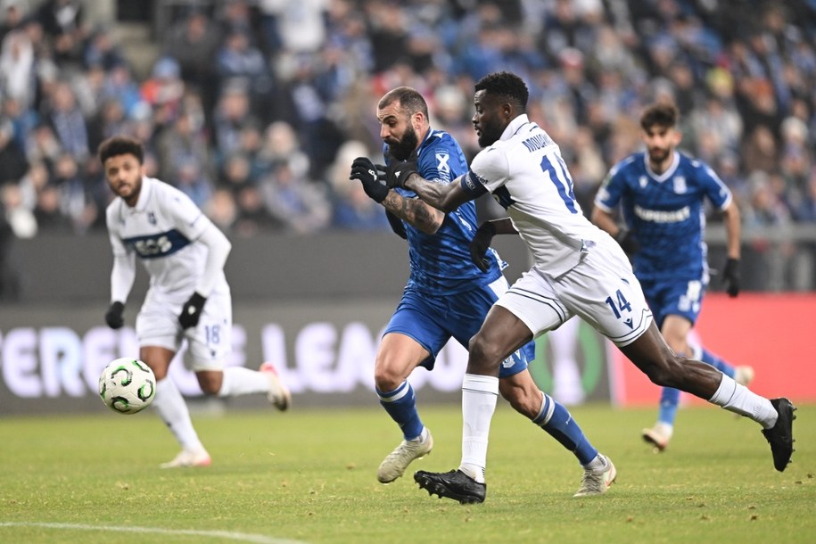 Piłkarz Lecha Poznań Mikael Ishak i Kevin Mouanga z FC Lausanne-Sport /Jakub Kaczmarczyk /PAP