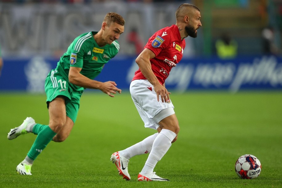 Piłkarz Lechii Dominik Piła i zawodnik Wisły Kraków David Junca podczas meczu we wrześniu 2023 r. /Łukasz Gagulski  /PAP