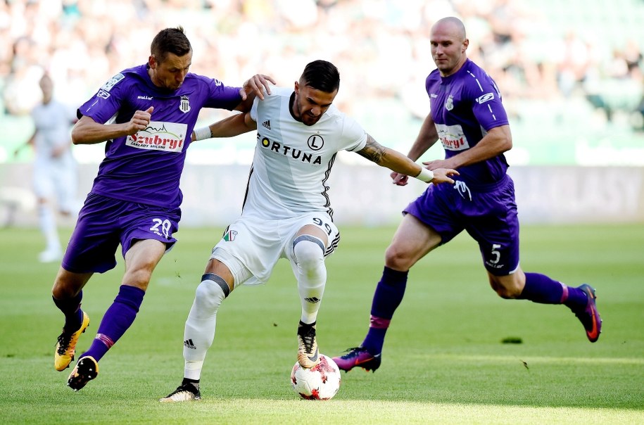 Piłkarz Legii Warszawa Armando Sadiku (w środku) i piłkarze Sandecji - Michał Cucko i Dawid Szufryn /Radek Pietruszka /PAP