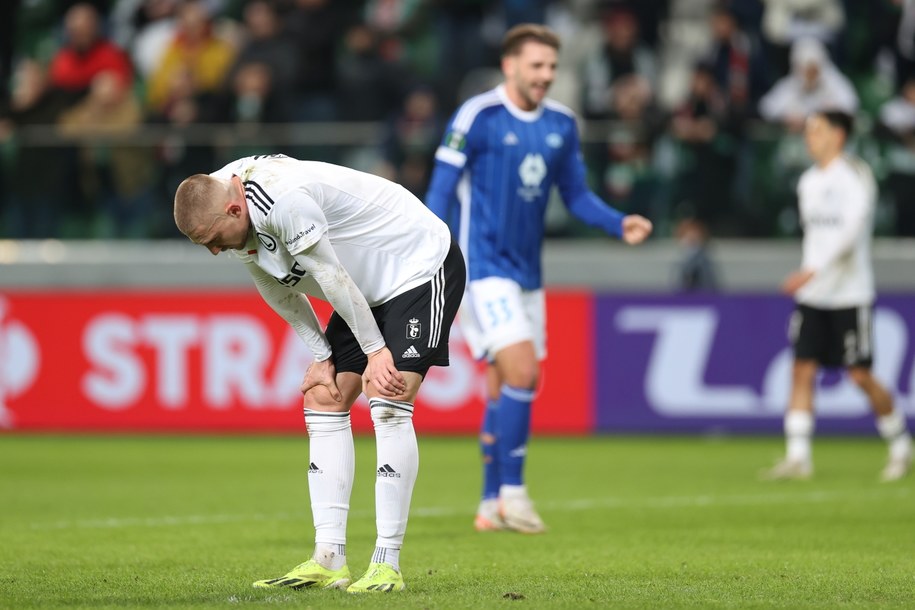 Piłkarz Legii Warszawa Blaz Kramer po przegranym drugim meczu play off o awans do 1/8 finału Ligi Konferencji z Molde FK / 	Leszek Szymański    /PAP