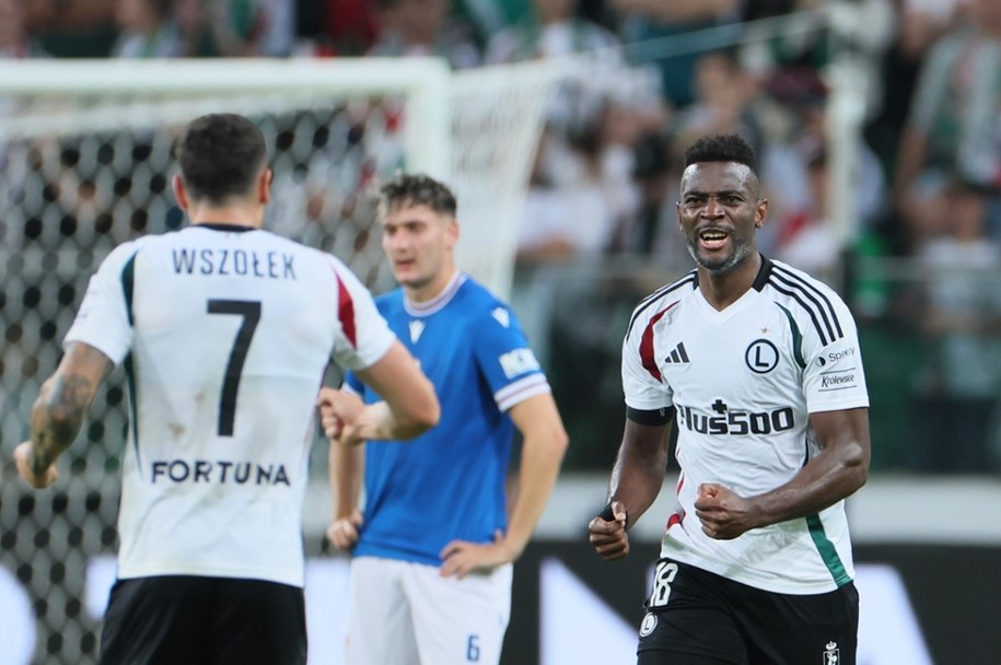 Piłkarz Legii Warszawa Jean-Pierre Nsame (P) podczas rewanżowego meczu 2. rundy eliminacyjnej piłkarskiej Ligi Europy z Banikiem Ostrawa /Leszek Szymański /PAP