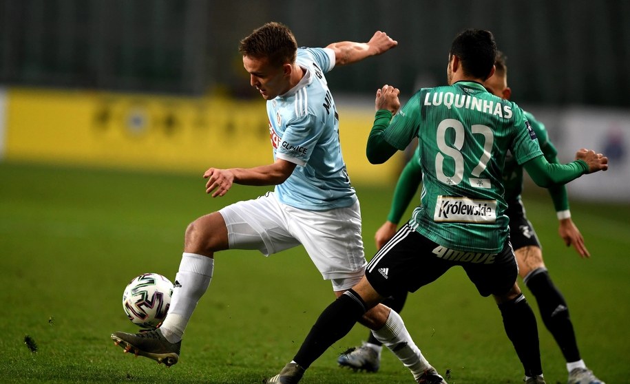 Piłkarz Legii Warszawa Luquinhas  i Sebastian Milewski  z Piasta Gliwice podczas meczu Ekstraklasy /Piotr Nowak /PAP