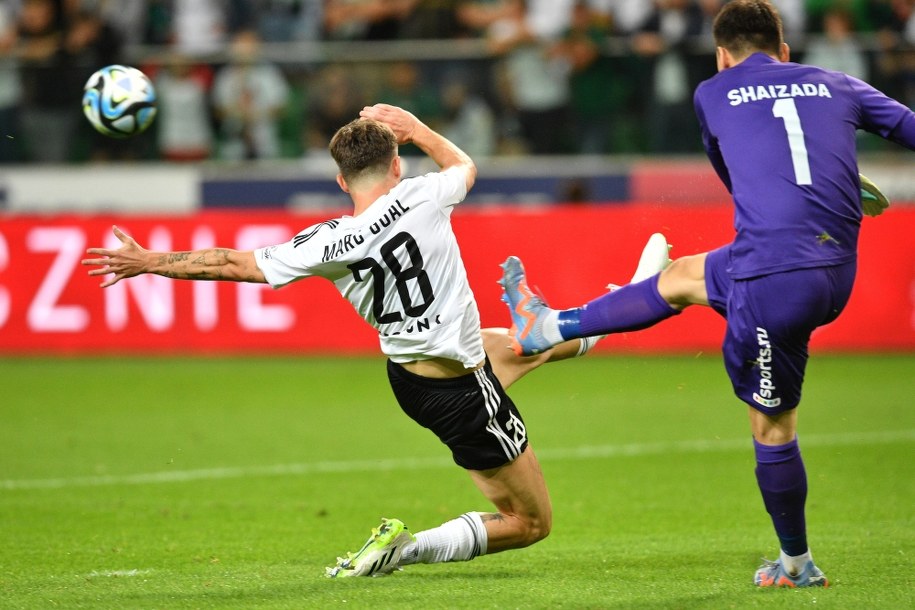 Piłkarz Legii Warszawa Marc Gual i bramkarz Ordabasy Szymkent Bekkhan Shaizada /Radek Piertuszka /PAP