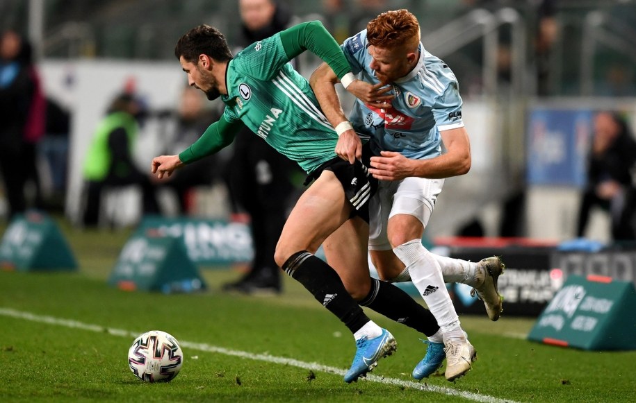 Piłkarz Legii Warszawa Paweł Wszołek i Mikkel Kirkeskov z Piasta Gliwice podczas meczu Ekstraklasy /Piotr Nowak /PAP