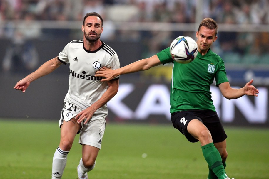 Piłkarz Legii Warszawa Rafael Lopes (L) i Marten Kuusk (P) z zespołu FC Flora Tallin /Radosław Pietruszka /PAP