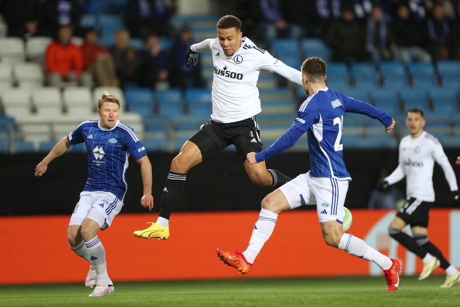 Piłkarz Legii Warszawa Steve Kapuadi (C) i Kristian Eriksen (P) z Molde FK / 	Leszek Szymański    /PAP