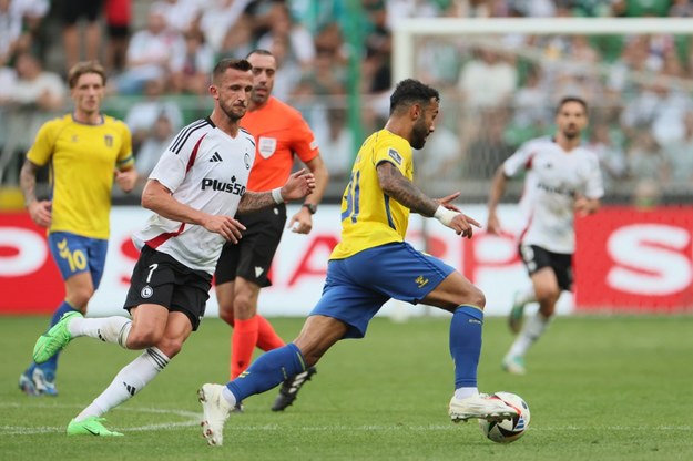 Piłkarz Legii Warszawa Tomas Pekhart (L) i Sean Klaiber (P) z Broendby IF podczas rewanżowego meczu 3. rundy eliminacji piłkarskiej Ligi Konferencji /Leszek Szymański /PAP