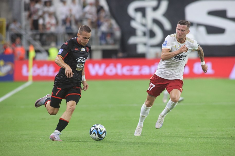 Piłkarz ŁKS Łódź Piotr Głowacki (P) i Dominik Marczuk (L) z Jagiellonii Białystok podczas meczu Ekstraklasy /Marian Zubrzycki /PAP