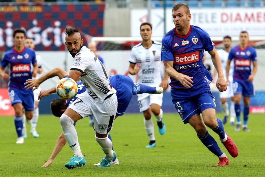 Piłkarz Piasta Gliwice Bartosz Rymaniak (po prawej) i Ricardo Nunes (po lewej) z Pogoni Szczecin /Marek Zimny /PAP