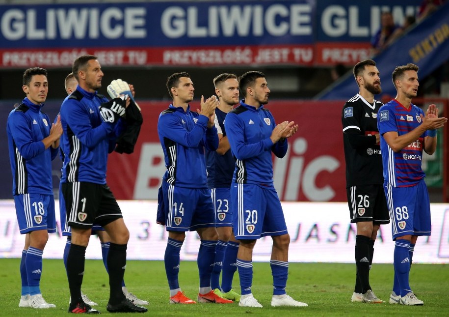 Piłkarz Piasta Gliwice dziękują kibicom po rewanżowym meczu 1. rundy eliminacyjnej Ligi Mistrzów z BATE Borysów / 	Andrzej Grygiel    /PAP