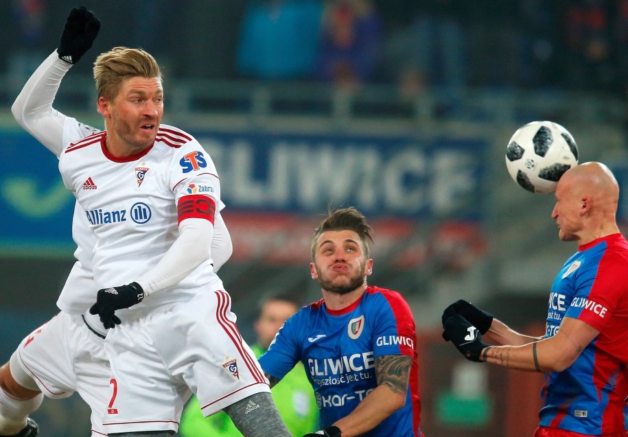 Piłkarz Piasta Gliwice Jakub Czerwiński i Szymon Matuszek z Górnika Zabrze podczas meczu Ekstraklasy / Andrzej Grygiel /PAP