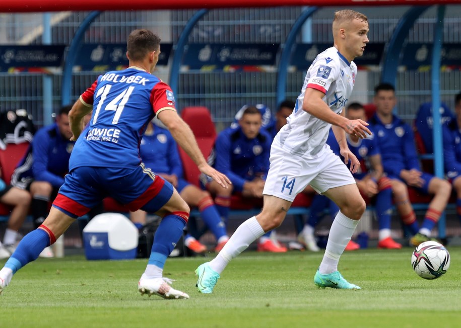 Piłkarz Piasta Gliwice Jakub Holubek (L) i Daniel Szelągowski (P) z Rakowa Częstochowa /Andrzej  Grygiel /PAP