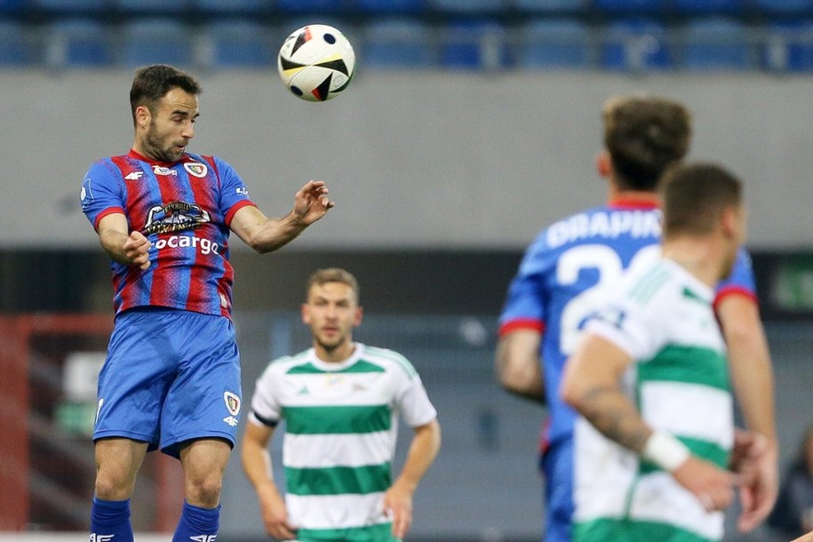 Piłkarz Piasta Gliwice Jorge Felix (L) podczas meczu Ekstraklasy z Lechią Gdańsk /Jarek Praszkiewicz /PAP