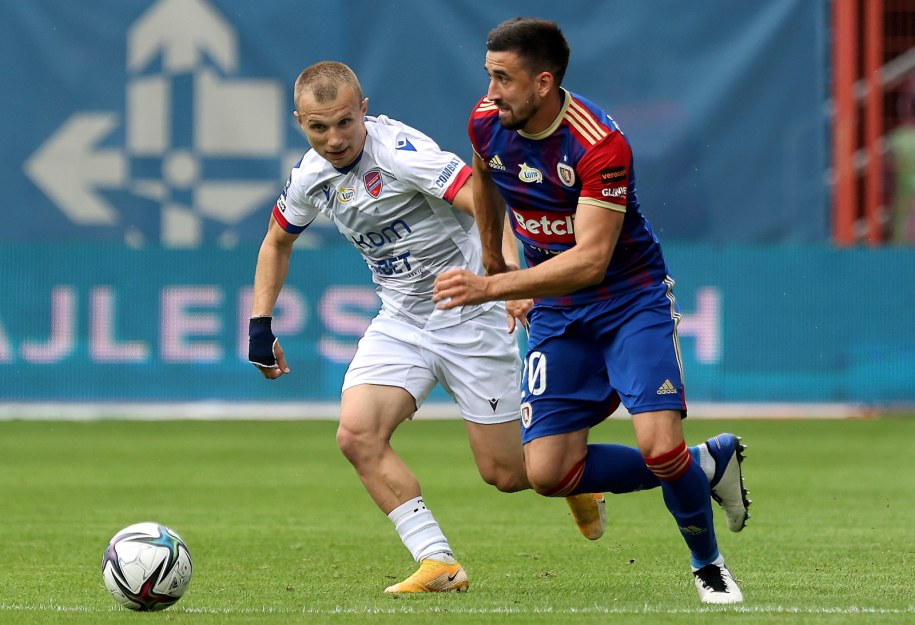 Piłkarz Piasta Gliwice Martin Konczkowski (P) i Patryk Kun (L) z Rakowa Częstochowa /Andrzej  Grygiel /PAP