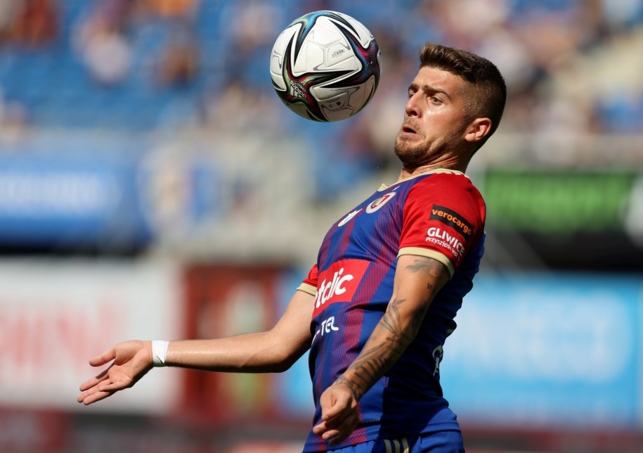 Piłkarz Piasta Gliwice Michał Chrapek /Andrzej  Grygiel /PAP