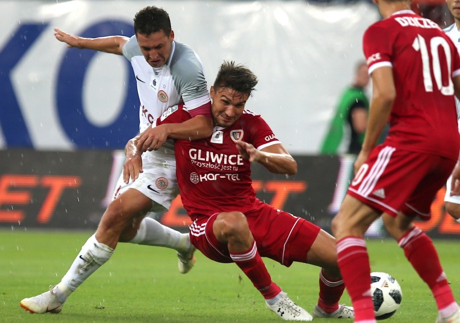 Piłkarz Piasta Gliwice Michal Papadopulos i Jakub Tosik z KGHM Zagłębia Lubin podczas meczu Ekstraklasy. / Andrzej Grygiel /PAP