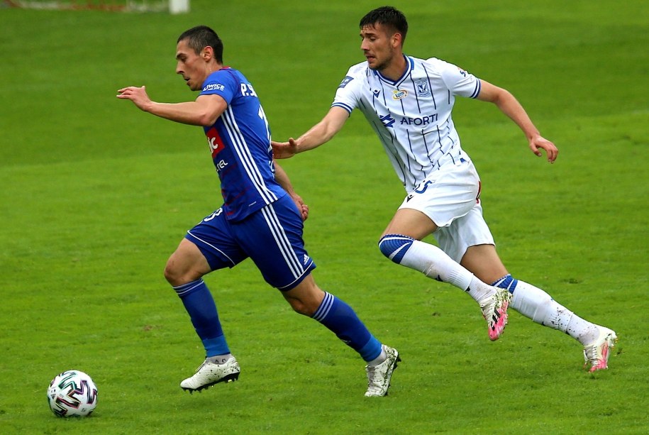 Piłkarz Piasta Gliwice Patryk Sokołowski i Jakub Moder z Lecha Poznań podczas meczu grupy mistrzowskiej Ekstraklasy / 	Andrzej Grygiel    /PAP