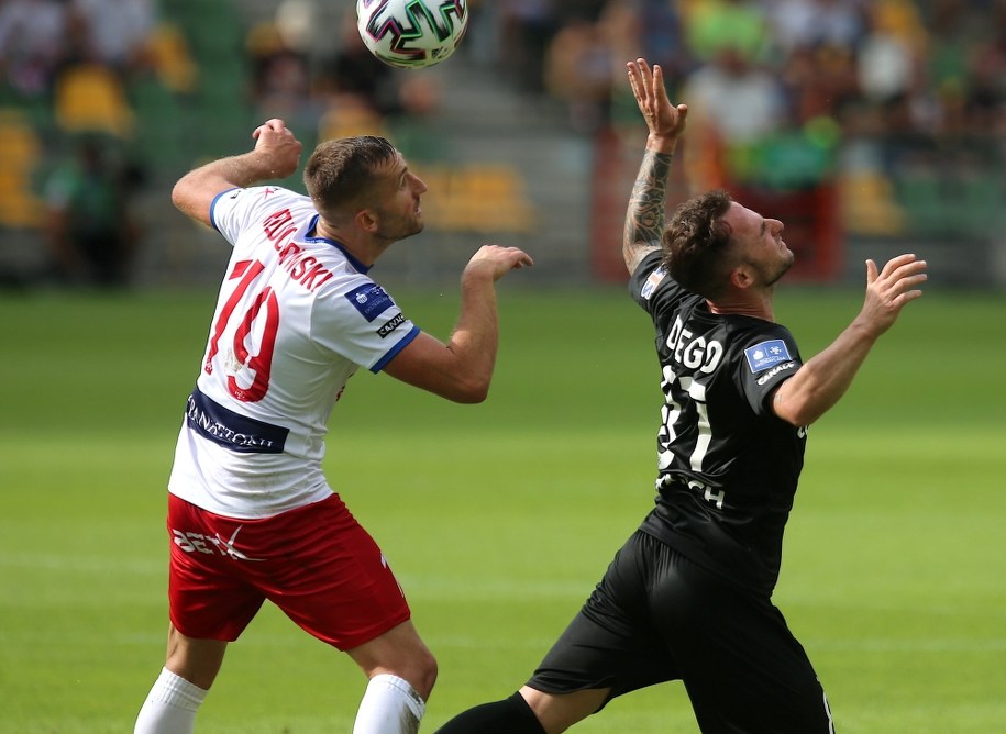 Piłkarz Podbeskidzia Bielsko-Biała Michał Rzuchowski i Diego Ferraresso z Cracovii / 	Andrzej Grygiel    /PAP