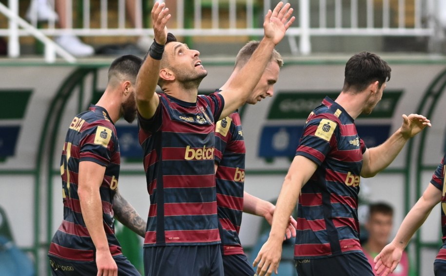 Piłkarz Pogoni Szczecin Efthymios Koulouris (C) cieszący się z gola podczas meczu z Wartą Poznań /Jakub Kaczmarczyk /PAP