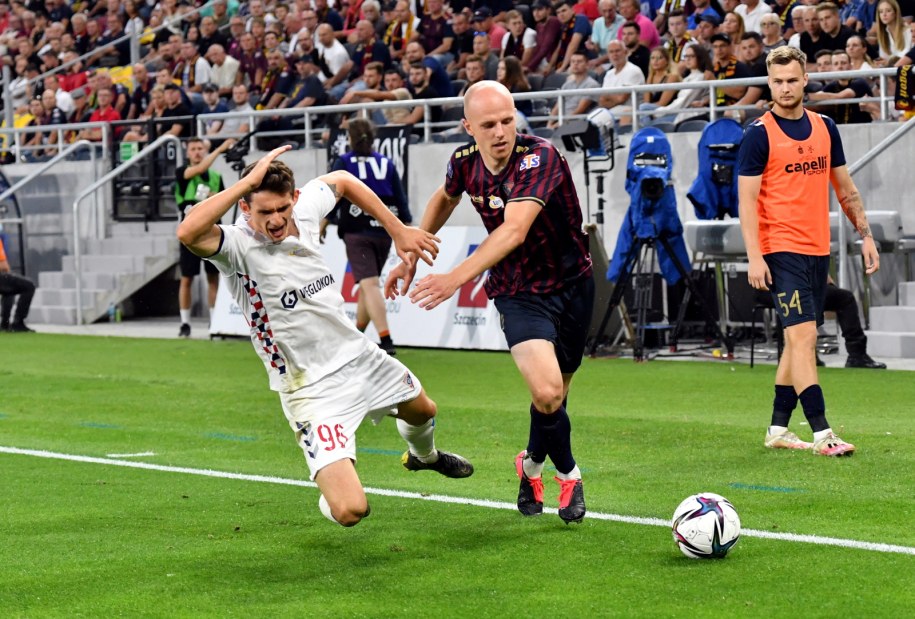 Piłkarz Pogoni Szczecin Rafał Kurzawa (P) i Robert Dadok (L) z Górnika Zabrze / 	Marcin Bielecki    /PAP