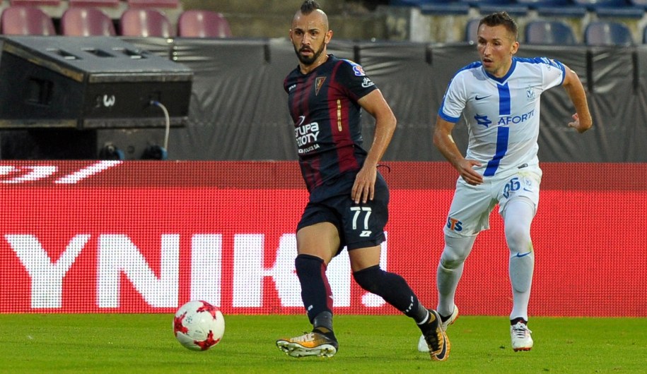 Piłkarz Pogoni Szczecin Ricardo Nunes (L) i Radosław Majewski (P) z Lecha Poznań /PAP/Marcin Bielecki /PAP