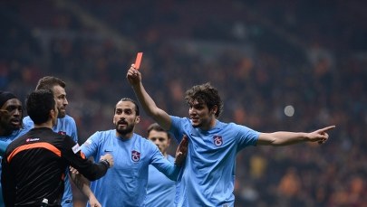 Piłkarz pokazał czerwoną kartkę sędziemu. Został zawieszony i musi zapłacić grzywnę