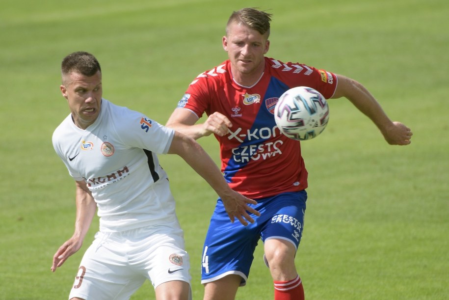 Piłkarz Rakowa Częstochowa Kamil Kościelny i Damjan Bohar z KGHM Zagłębia Lubin podczas meczu grupy spadkowej Ekstraklasy /	Grzegorz Michałowski   /PAP