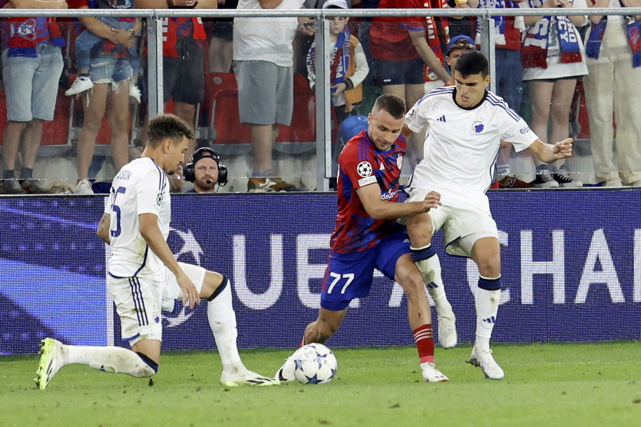 Piłkarz Rakowa Częstochowa Marcin Cebula (C) oraz Jordan Larsson (L) i Mohamed Elyounoussi (P) z FC Kopenhaga podczas pierwszego meczu 4. rundy eliminacji Ligi Mistrzów w Sosnowcu /Waldemar Deska /PAP