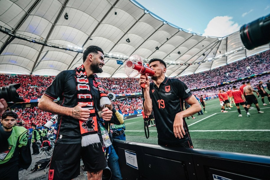 Piłkarz reprezentacji Albanii Mirlind Daku (nr 19, z megafonem) po meczu z Chorwacją /IMAGO / Justus Stegemann / Imago Sport and News /East News